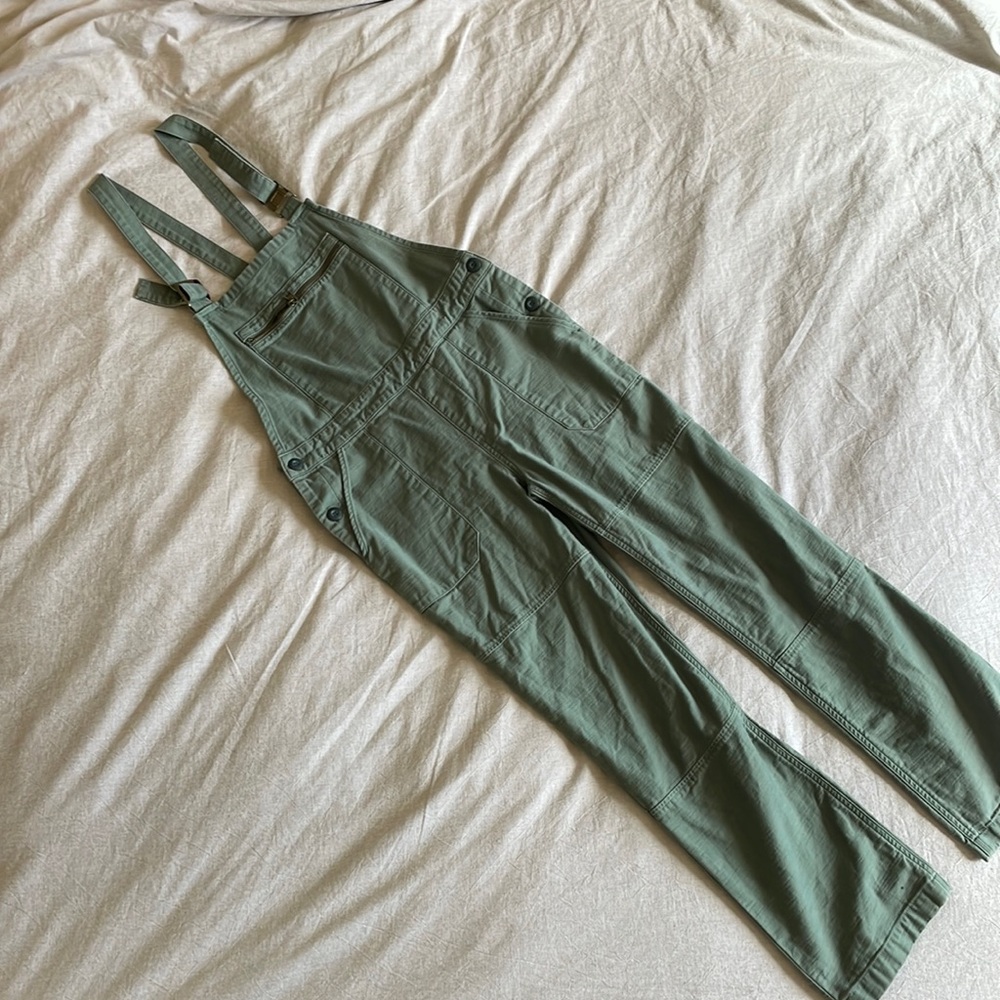 ✨PERFECT✨ LEVIS Overalls - Khaki/Olive - SIZE: small
